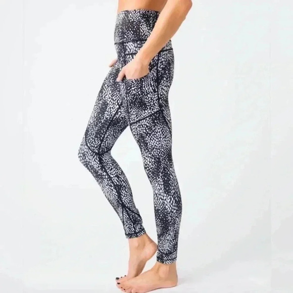 Zyia - Black Viper Pocket Light n Tight Hi-Rise Leggings - Picture 1 of 6